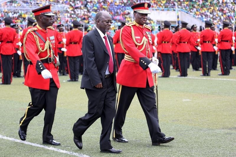 © Reuters. Tanzania's President-elect Magufuli is escorted after inspecting a Tanzanian military guard of honour during his inauguration ceremony at the Uhuru Stadium in Dar es Salaam