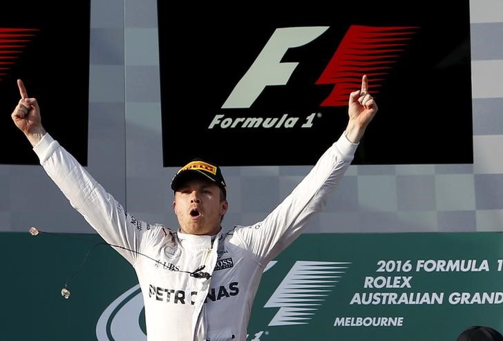 © Reuters. Rosberg vence en Australia en un dramático inicio del Mundial de F-1