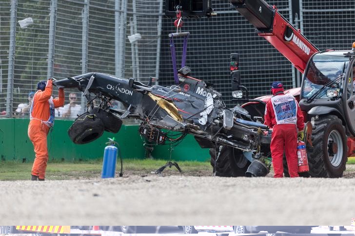 © Reuters. Alonso, contento de estar vivo tras espectacular accidente