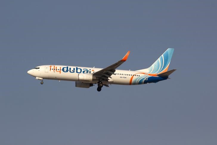 © Reuters. El Boeing 737-800 de Flydubai es fotografiado en el cielo sobre Dubai