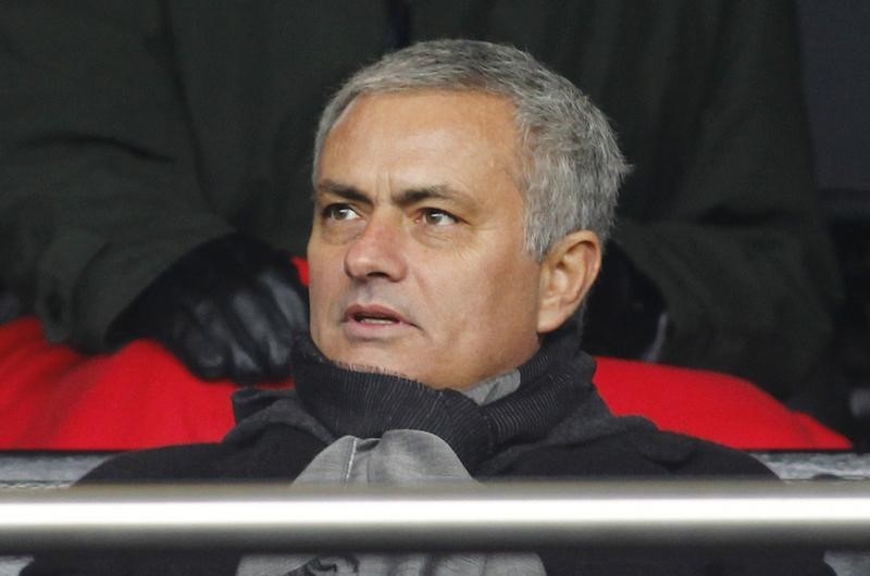 © Reuters. Mourinho firmó un precontrato con el Man Utd en febrero, según El País