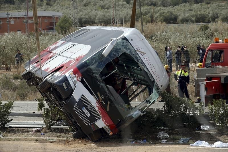 © Reuters. مقتل 13 شخصا على الأقل في حادث تصادم حافلة طلاب بإسبانيا