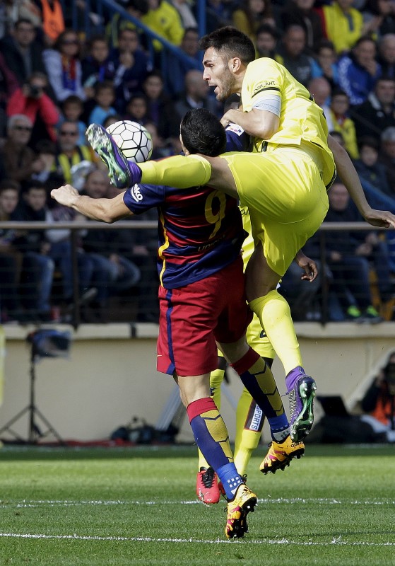© Reuters. El Barcelona no pasa del empate frente a un duro Villarreal