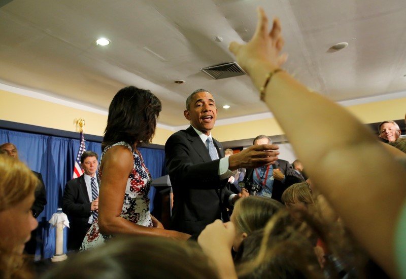 © Reuters. President Obama and his wife talk to embassy staff in Havana