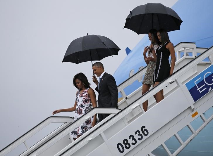 © Reuters. El presidente de EEUU Barack Obama y su familia salen del Air Force One en el aeropuerto de La Habana