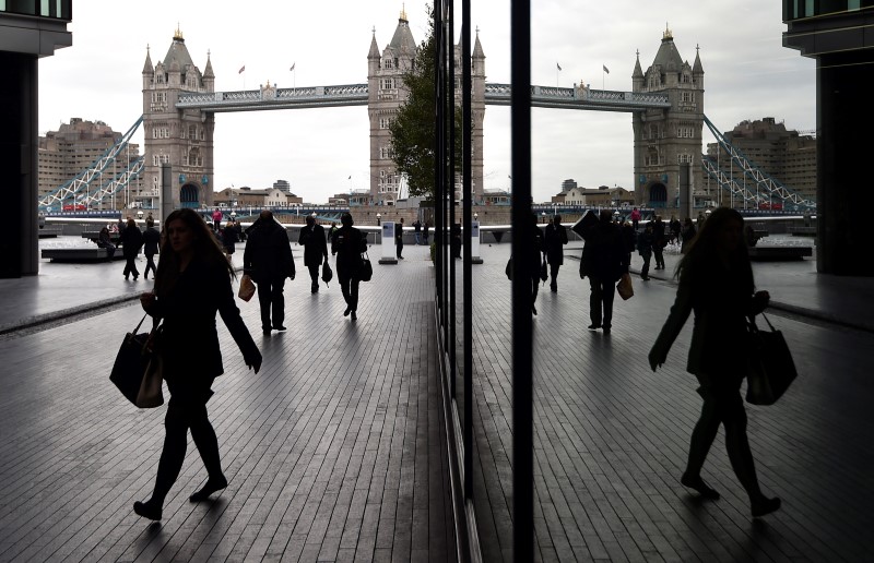 © Reuters. Workers walk through the More London business district with Tower Bridge seen behind in London