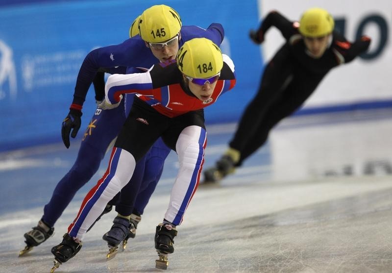 © Reuters. Russia's Elistratov leads skaters during a men's 1500 metres heat at the World Short Track Speed Skating Championships 2010 at Winter Sport hall in Sofia