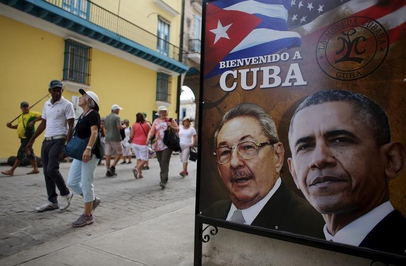 © Reuters. لقاء بين كاسترو وأوباما خلال زيارة تاريخية للرئيس الأمريكي لكوبا