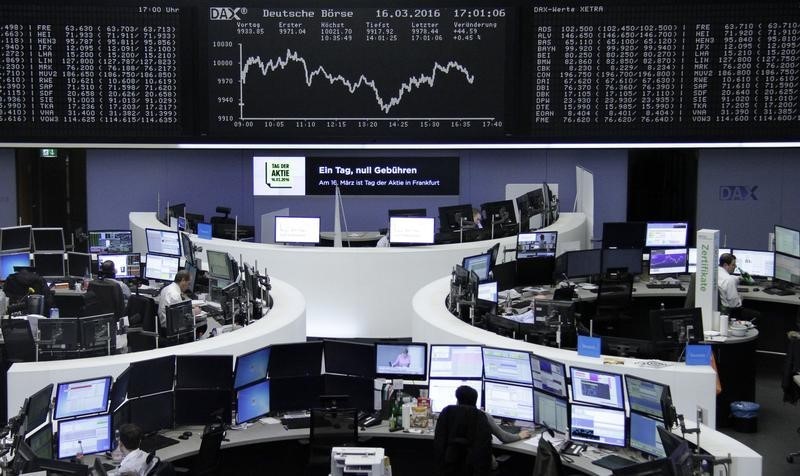 © Reuters. Bolsas europeas abren a la baja por descenso de empresas mineras y Casino