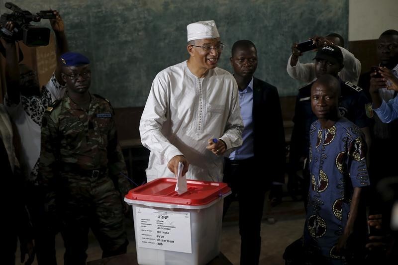 © Reuters. Lionel Zinsou, Benin's Prime Minister and presidential candidate, casts his vote during a presidential election at a polling station in Cotonou