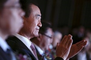 © Reuters. Wang Jianlin, the chairman of Dalian Wanda Group in China clap hands during an event announcing strategic partnership between Wanda Group and FIFA in Beijing