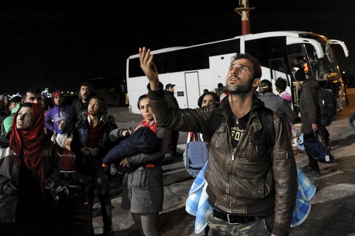 © Reuters. مسؤولون أتراك يصلون إلى اليونان لتنفيذ اتفاق خاص بالمهاجرين
