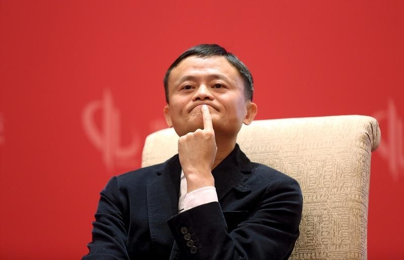 © Reuters. Founder and Executive Chairman of Alibaba Group Jack Ma meets Facebook founder and CEO Mark Zuckerberg, at the China Development Forum in Beijing