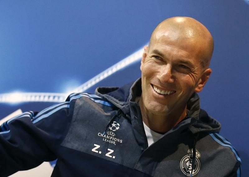 © Reuters. Zidane, optimista de cara a la visita al Camp Nou tras golear al Sevilla