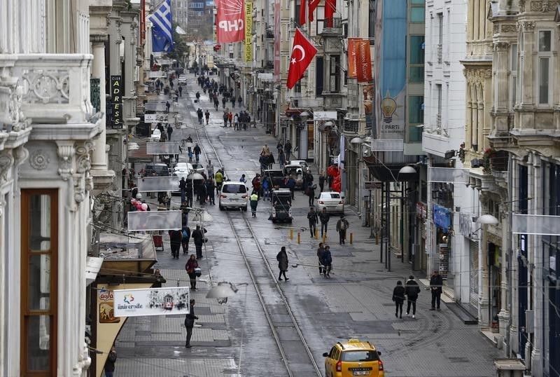 © Reuters. Turquía busca a tres posibles terroristas tras ataque en Estambul