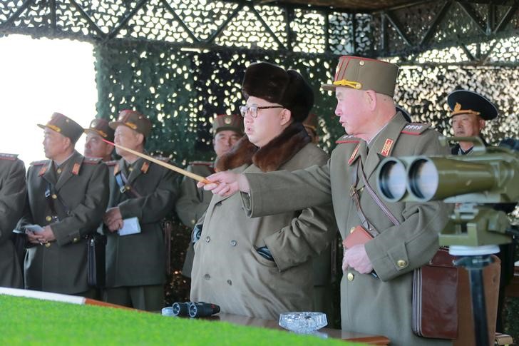 © Reuters. Líder norte-coreano, Kim Jong Un, durante exercício militar em localização desconhecida, em fotografia divulgada por agência estatal