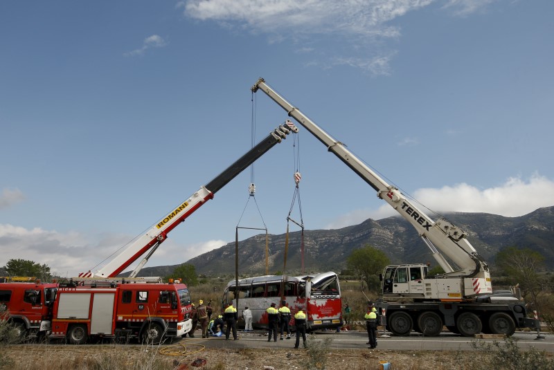 © Reuters. UNE FRANÇAISE PARMI LES VICTIMES DE L'ACCIDENT DE CAR EN ESPAGNE