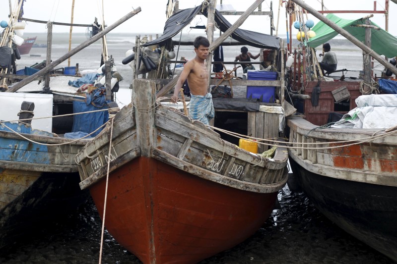© Reuters. A Muslim Rohingya man stands on a boat at a fishing port at a refugee camp outside Sittwe