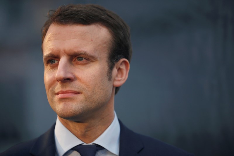 © Reuters. MACRON ESTIME QUE LES JEUNES MÉCONNAISSENT L'ÉVOLUTION DU MONDE