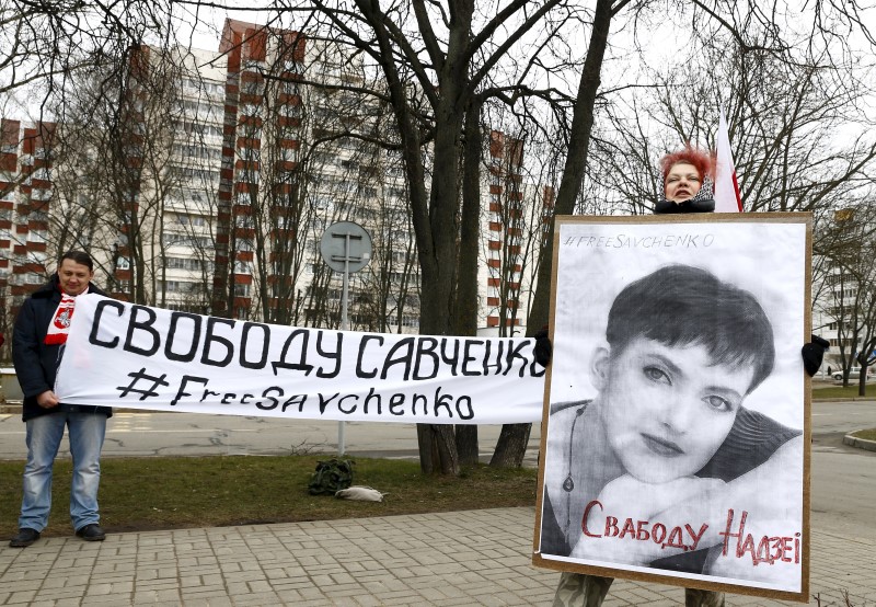 © Reuters. People take part in a protest in front of Russian embassy demanding the liberation of Ukrainian army pilot Nadezhda Savchenko by Russia, in Minsk