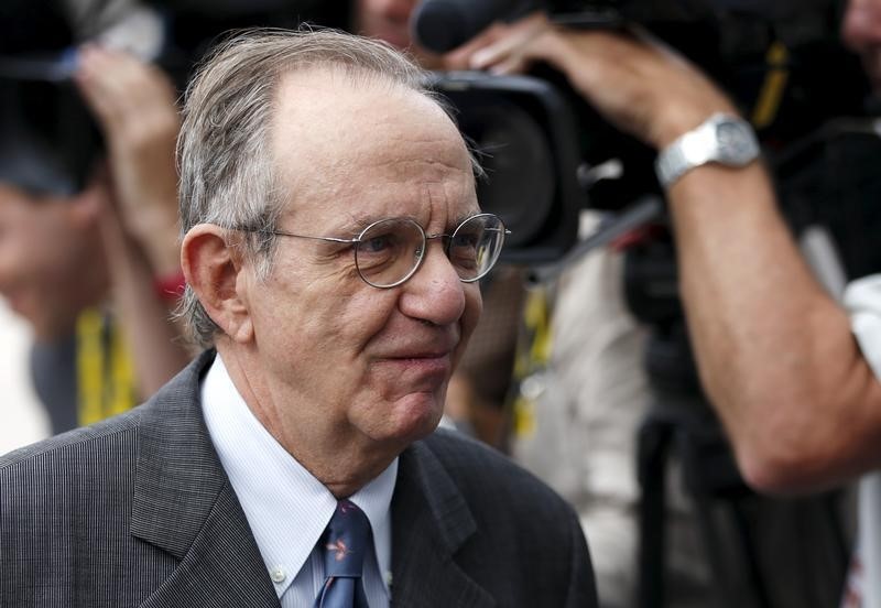 © Reuters. Italy's Finance Minister Padoan arrives at a euro zone finance ministers meeting in Brussels