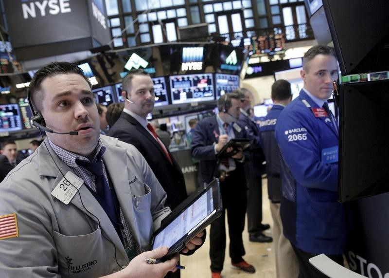 © Reuters. Traders work on the floor of theNYSE 