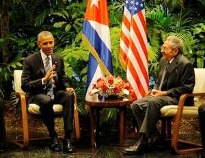 © Reuters. Presidente dos EUA, Barack Obama, e presidente cubano, Raúl Castro, durante encontro em Havana