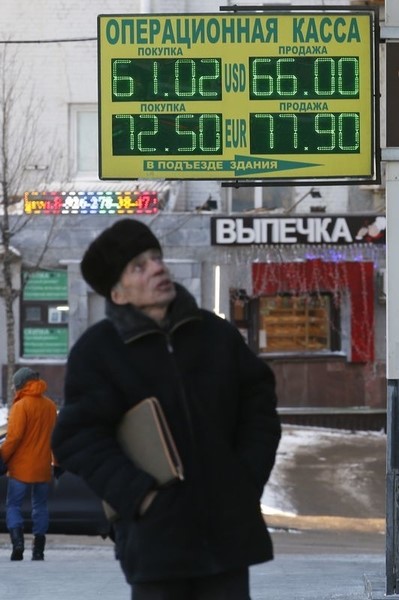 © Reuters. A board showing currency exchange rates is on display in a street in Moscow