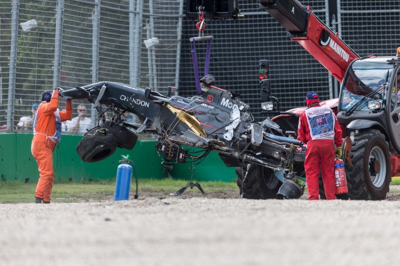 © Reuters. El accidente de Alonso pone el foco de nuevo en el dispositivo 'halo'