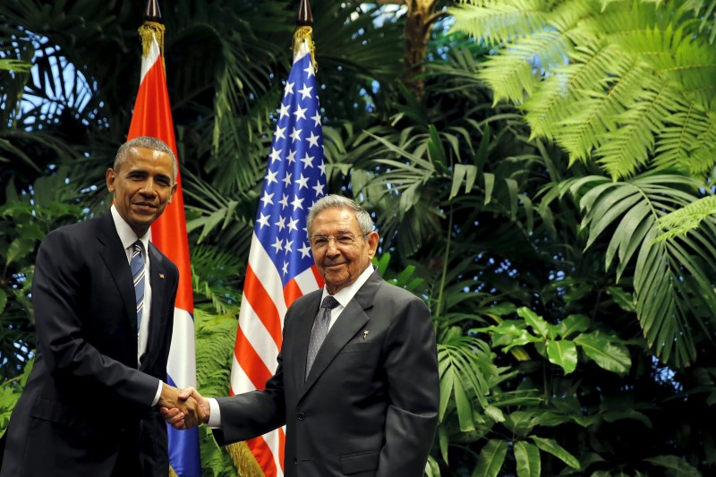 © Reuters. Presidentes dos EUA, Barack Obama, e de Cuba, Raúl Castro, se cumprimentam durante encontro em Havana