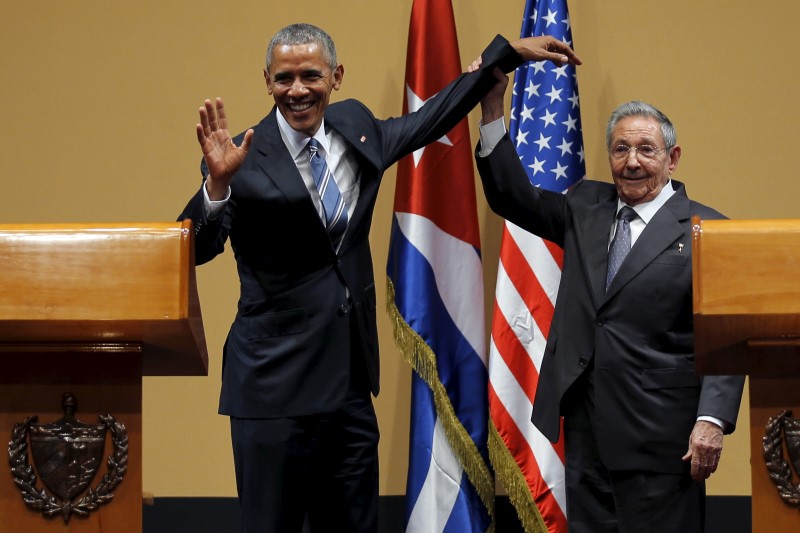 © Reuters. U.S. President Barack Obama and Cuban President Raul Castro gesture after a news conference as part of Obama's three-day visit to Cuba, in Havana