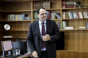 © Reuters. Ministro da Fazenda do Brasil, Nelson Barbosa, é visto em seu escritório durante uma entrevista, em Brasília