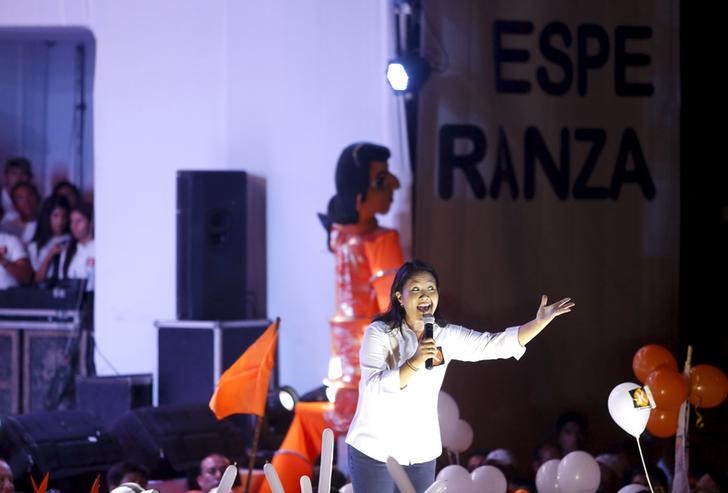 © Reuters. Peruvian presidential candidate Keiko Fujimori of the Fuerza Popular (Popular Force) party talks to supporters during a campaign rally in Lima