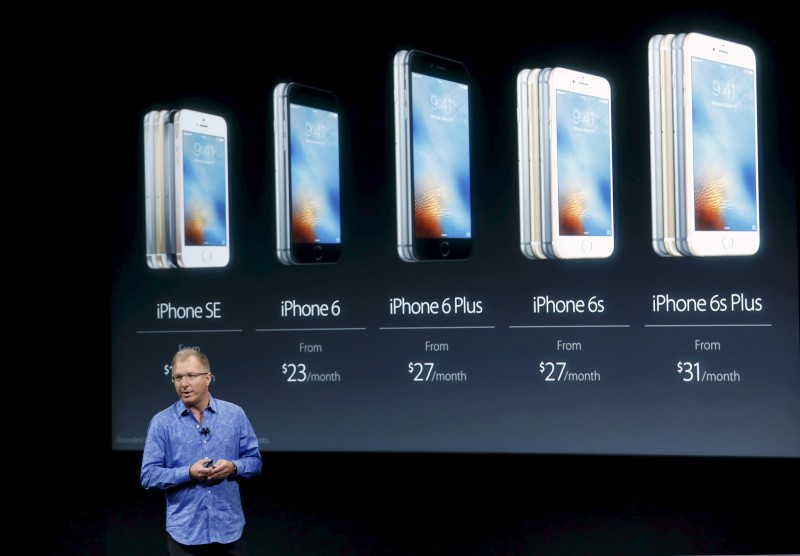 © Reuters. Apple Vice President Greg Joswiak introduces the iPhone SE during an event at the Apple headquarters in Cupertino, California