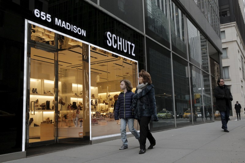 © Reuters. People walk past the Arezzo and Co.'s Schutz store on Madison Avenue in New York