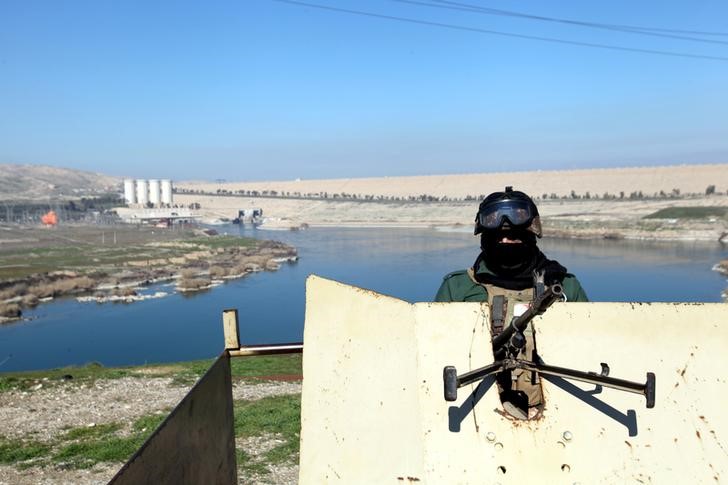 © Reuters. An Iraqi Kurdish Peshmerga guards near the Mosul Dam