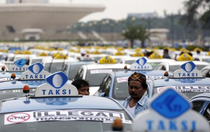© Reuters. سائقو سيارات الأجرة في إندونيسيا يحتجون على شركات تأجير السيارات الخاصة