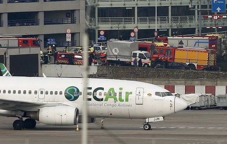 © Reuters. هيئة الإذاعة البلجيكية: سقوط عدة قتلى في الانفجارين بمطار بروكسل
