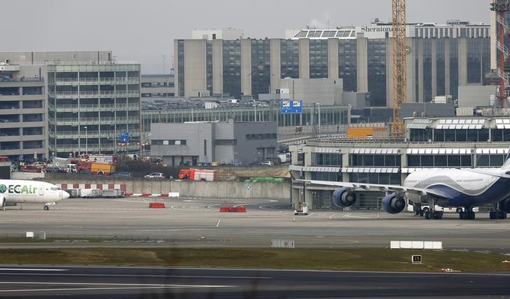 © Reuters. وكالة: إطلاق نار سبق الانفجارين في مطار بروكسل