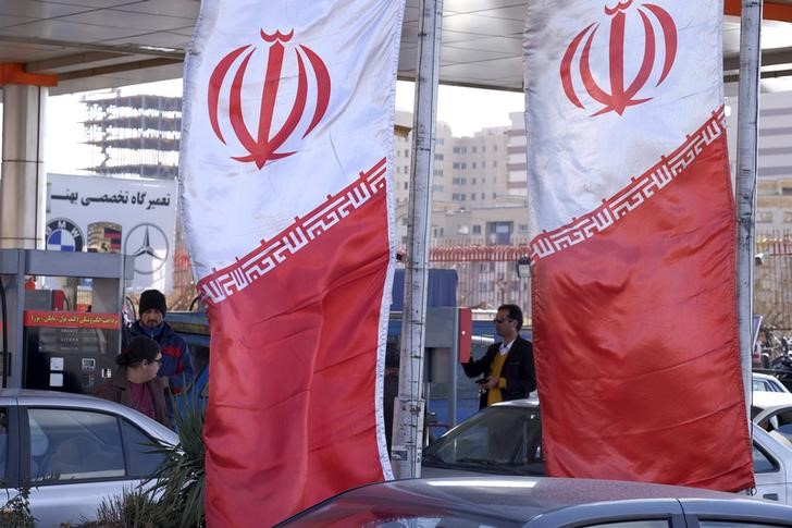 © Reuters. Иранские флаги на АЗС в Тегеране 