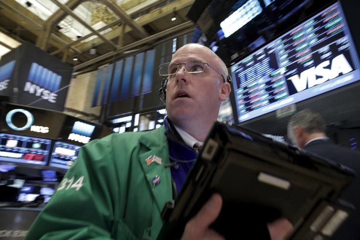 © Reuters. Traders work on the floor of theNYSE 