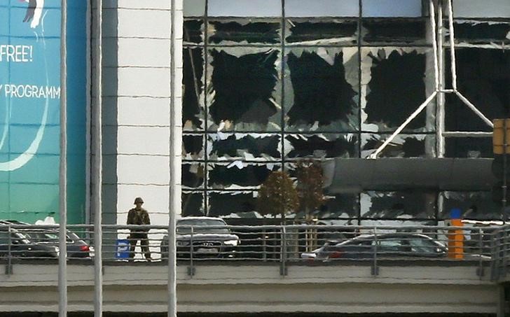 © Reuters. El Ibex-35 sigue cayendo a mediodía, IAG baja tras las explosiones en Bruselas