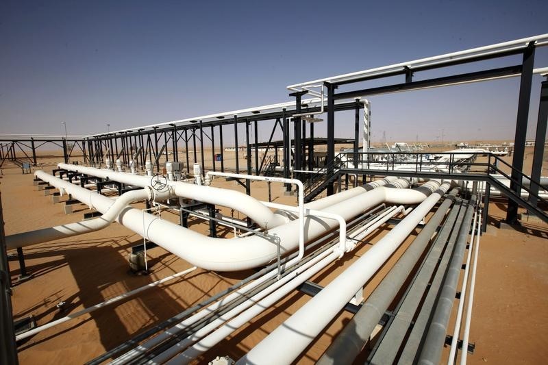 © Reuters. Pipes are pictured at Libya's El Sharara oilfield