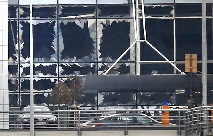 © Reuters. Janelas quebradas em local de explosão no aeroporto Zaventem, em Bruxelas, na Bélgica