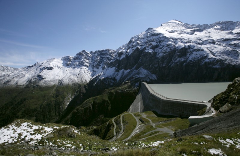 © Reuters. The Grande Dixence dam is pictured with the Lac des Dix in Pralong in this file picture