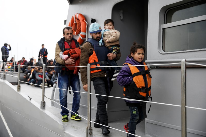 © Reuters. Refugiados e imigrantes durante desembarque na ilha grega de Lesbos