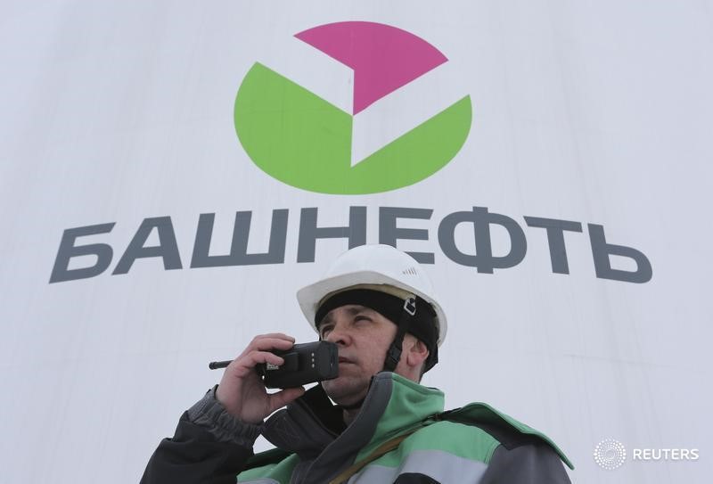 © Reuters. A worker speaks on the radio at an oil gathering facility owned by Bashneft company near Shushnur