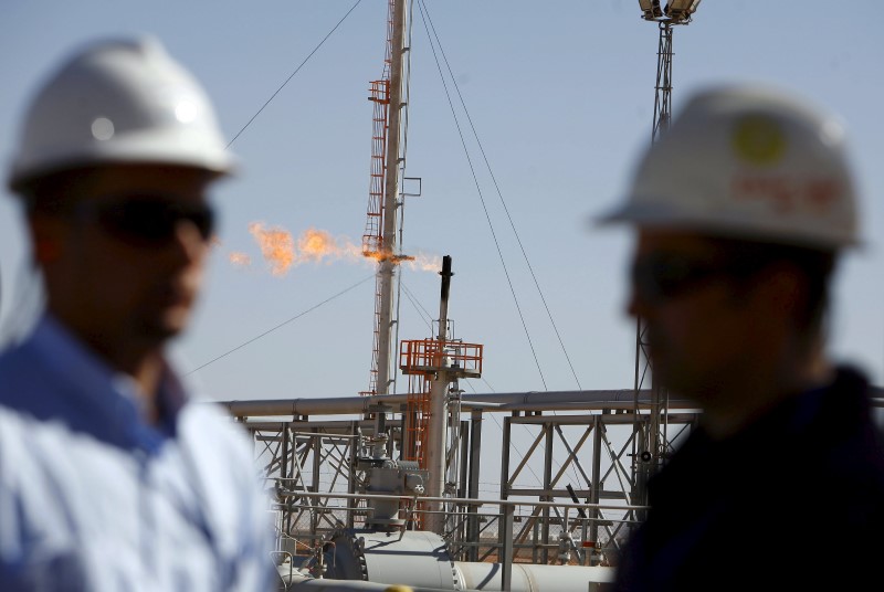 © Reuters. File photo of technicians standing at the Krechba gas treatment plant