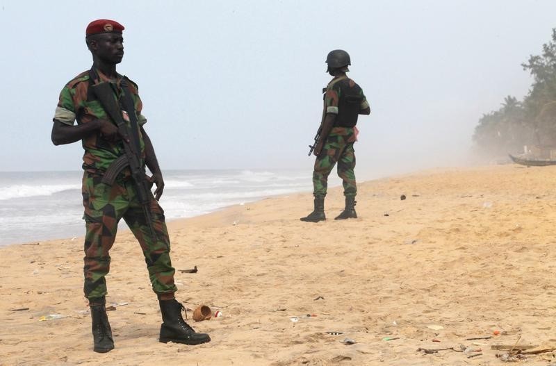 © Reuters. Soldiers stand guard on the beach following an attack by gunmen from al Qaeda's North African branch in Grand Bassam, Ivory Coast