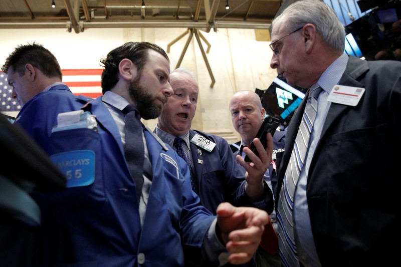 © Reuters. Traders work on the floor of the NYSE